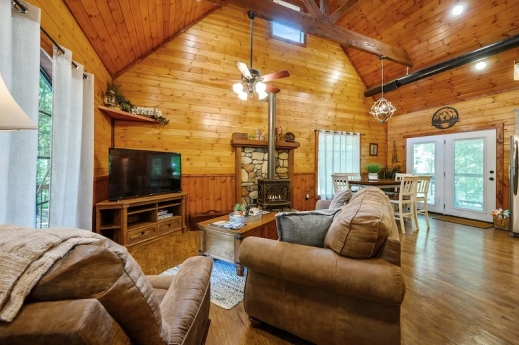 Squatch Watch Lodge 1 Bedroom Cabin