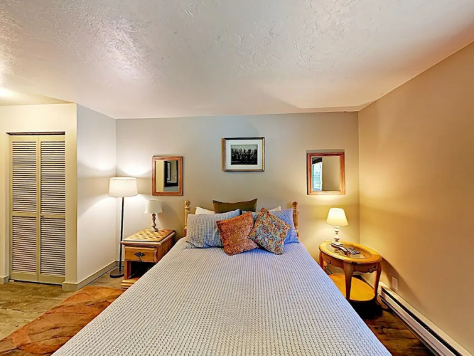 4BR 4BA Rustic Mountain Condo Park City by RedAwning