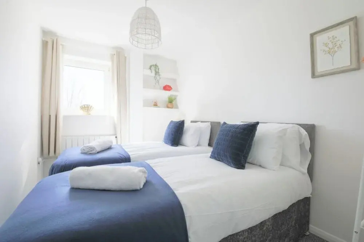 2 Bed Apartment Overlooking Water