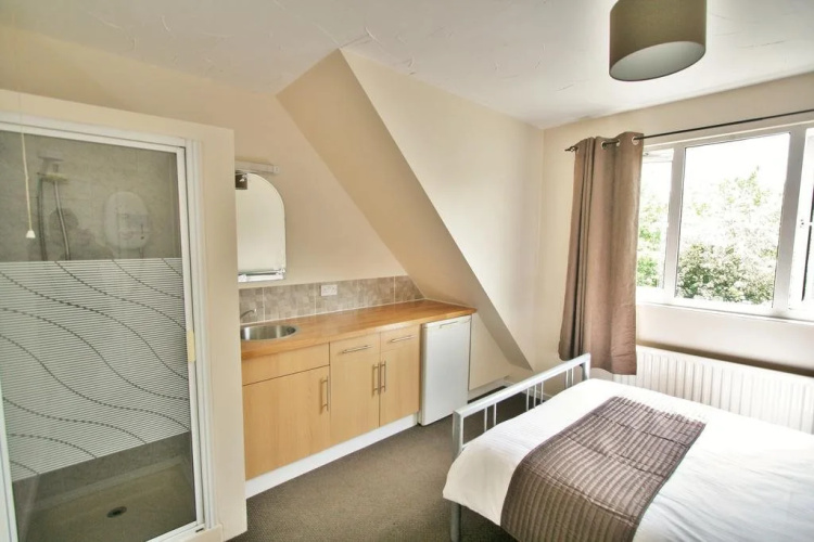 Hatherley Studio Lets by RoomsBooked