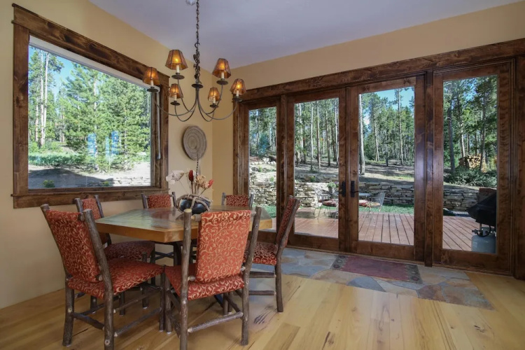 Alpenglow Peaks Lodge