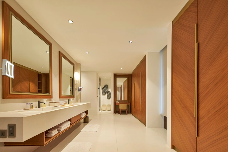 6 Bedrooms Luxury Villa