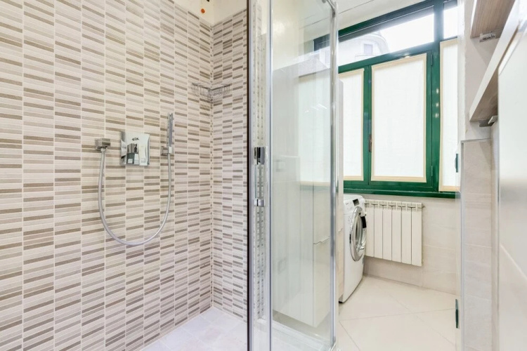 Spacious and Modern 3 bed Flat in Central Location