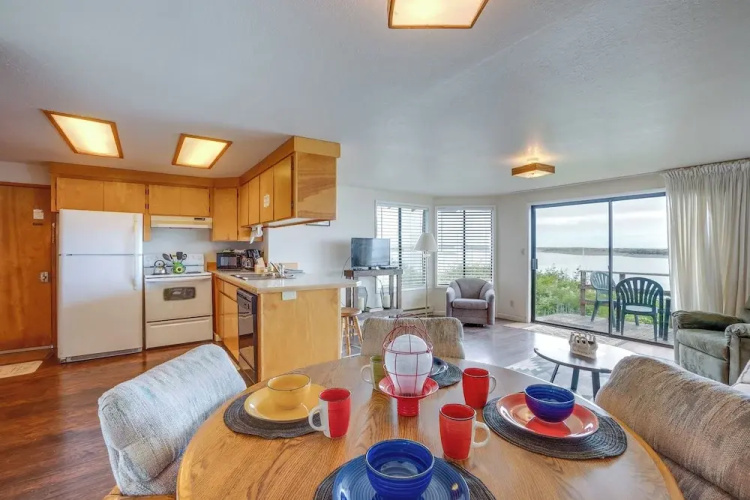 Smith River Vintage Cabin: Oceanfront Deck + Views