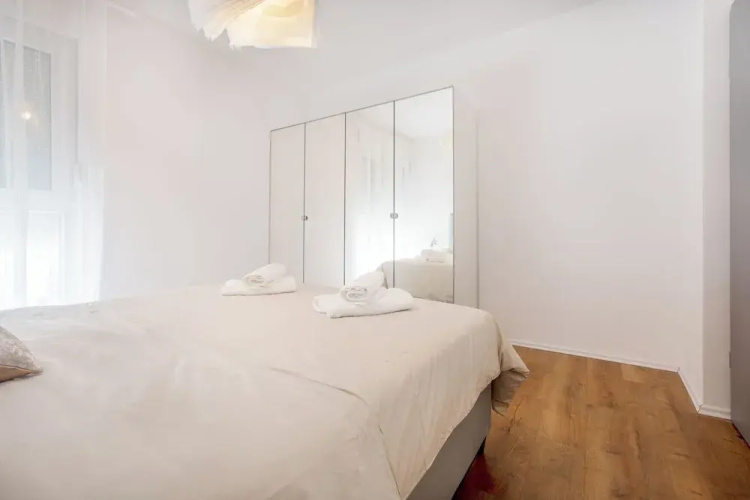 Modern apt With Balcony, 12 min Walk to the Beach