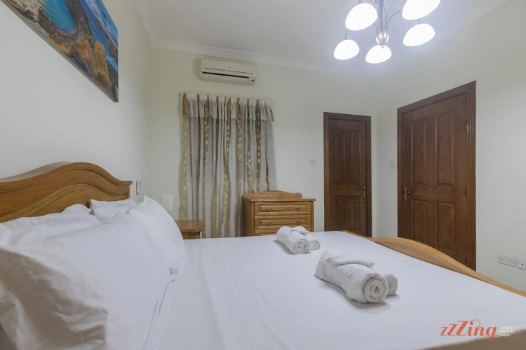 Seafront 2 Bedroom Apartment Overlooking Bay