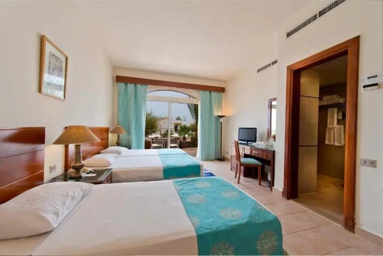 Standard Triple room with garden view
