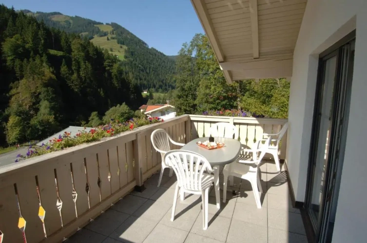 4 Bedrooms Apartment with balcony