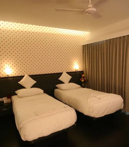 OYO Premium Borivali Kora Kendra