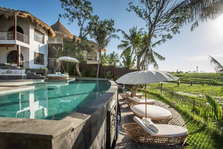 6 Bedrooms Villa