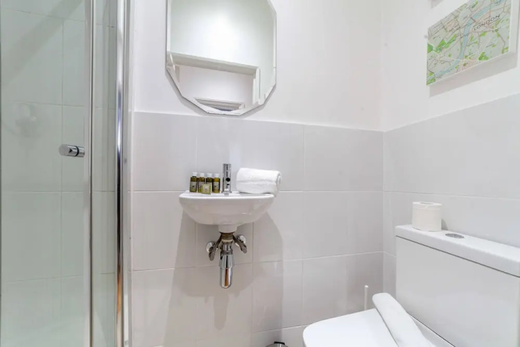 Bright and Spacious Earls Court Gem