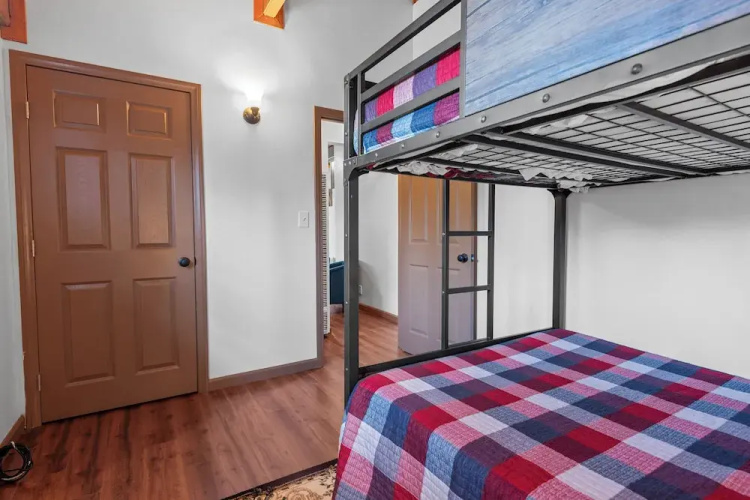 Cute Cozy Cabin