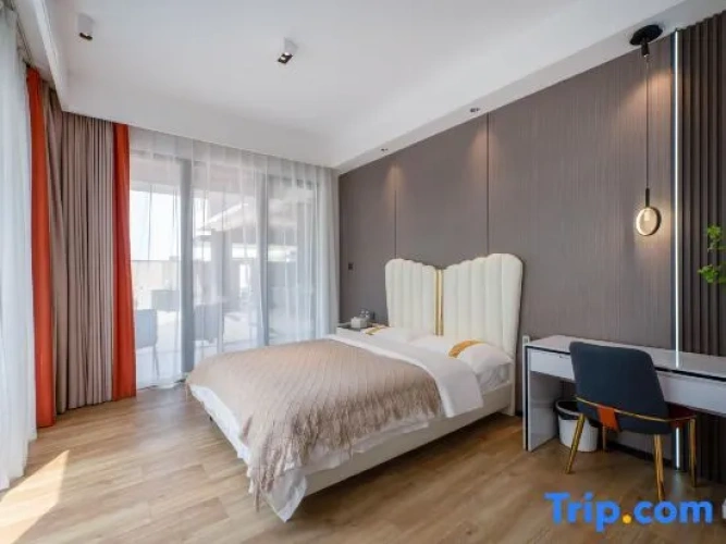 5 Bedrooms Villa