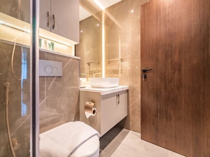 Modern DT Escape1BR with Upscale Comfort