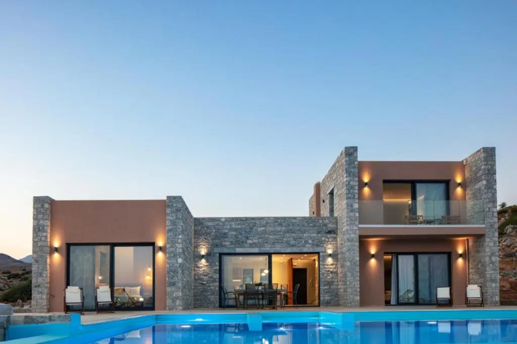 Seafront elegant villa, with infinity pool & devine views!