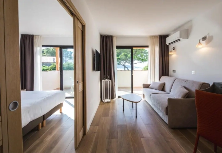 Suite with balcony and with partial sea view