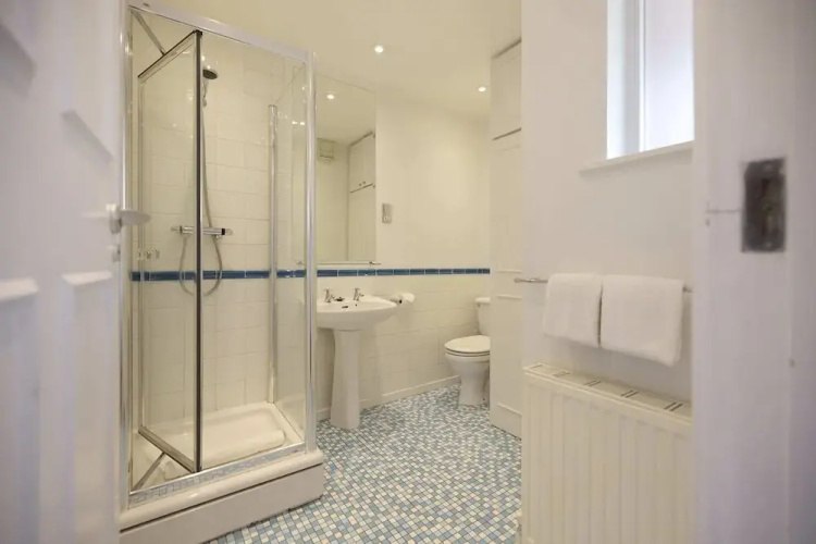 Chiswick Townhouse with Garden & Parking
