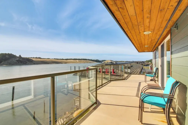 Riverfront Apt in Old Town Florence!