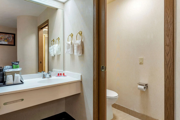 Econo Lodge North Academy photo 9