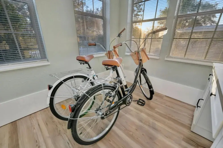 Historic 4B Sleeps 8 Backyard Firepit Bikes