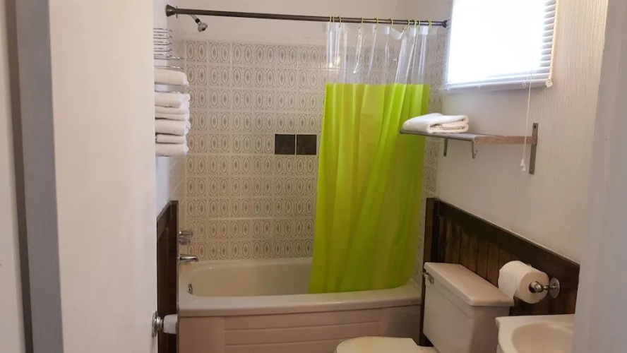 Greenside motel