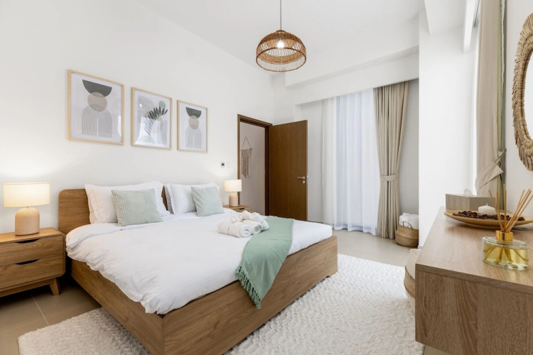 Waves - High-Rise Elegance: 2BR Apt with Marina Views