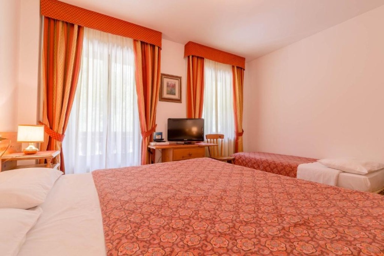 Standard Triple room with balcony