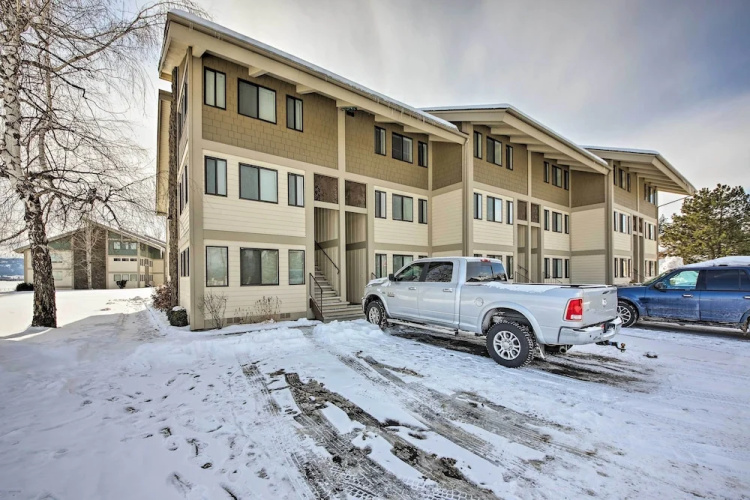 Lake Pend Oreille Condo w/ Porch & Mountain View!