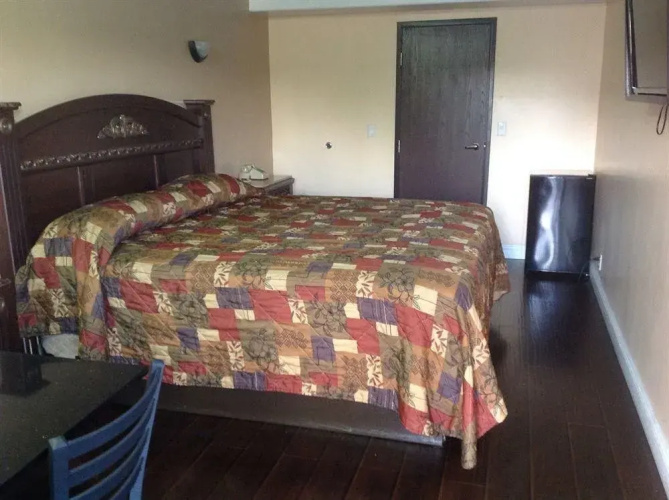 Bronco Motel