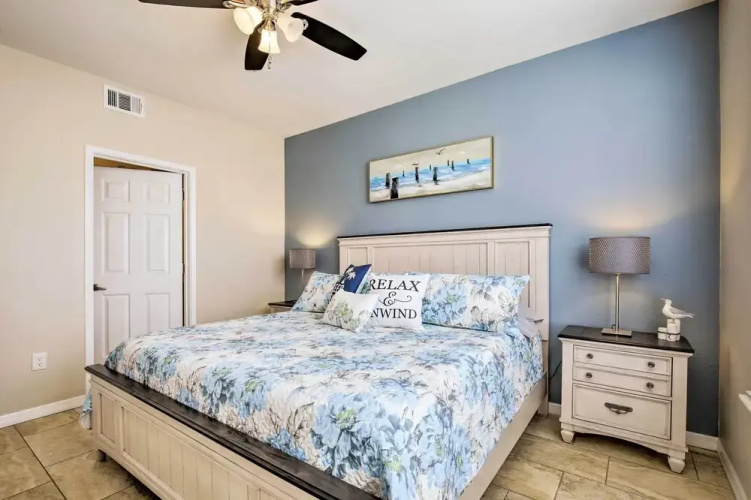 Modern Condo w/ Pool: 4 Mi to Clearwater Beach!