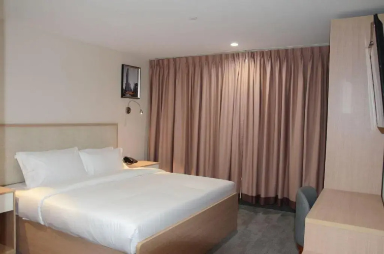 Lic Plaza Hotel