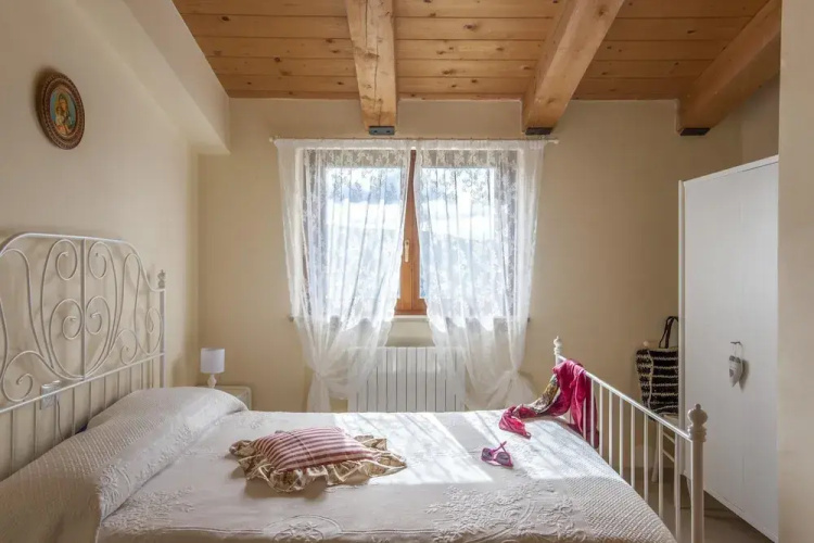Villa in Pergola With Pool and Beach Nearby