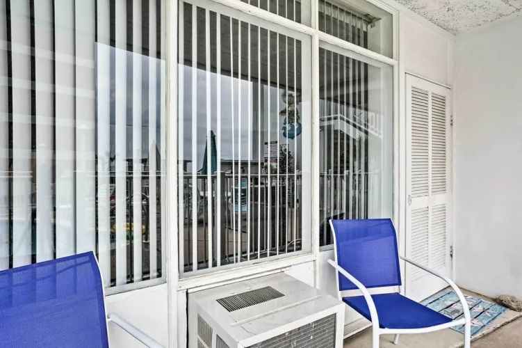 Virginia Beach Studio w/ Balcony + Pool View!