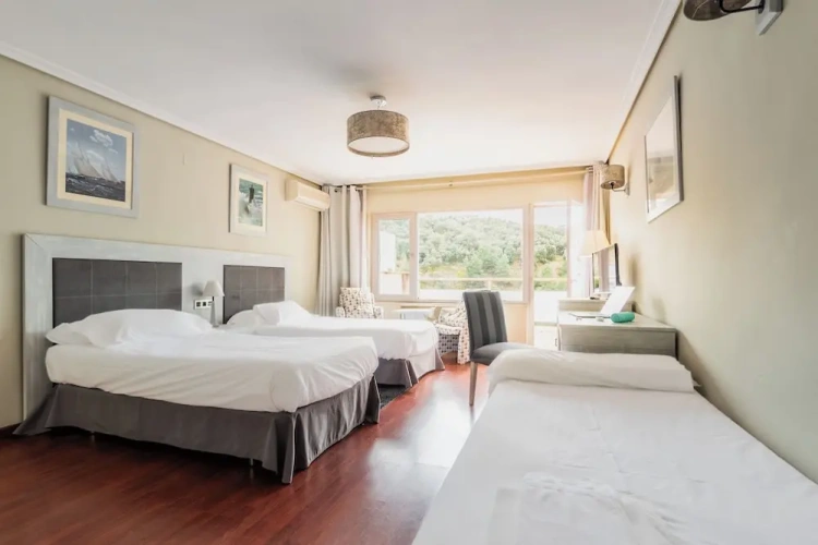 Standard Triple room with partial view