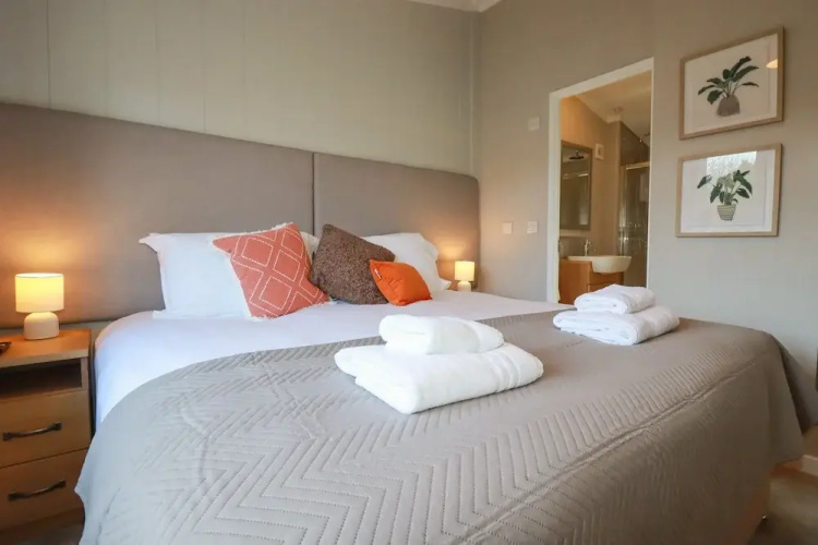 4 Meadow Retreat