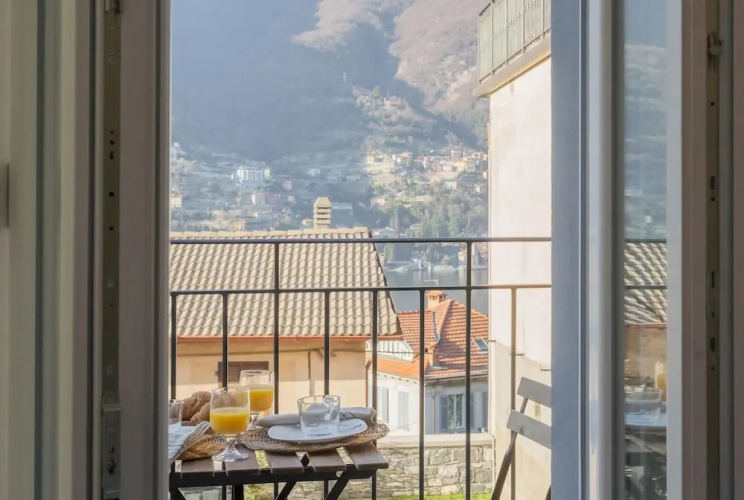 Pozzo Vertical Apartment With Garden and Parking