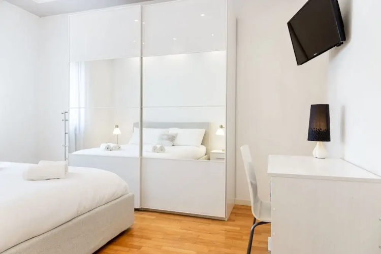 Bright flat next to the Vomero