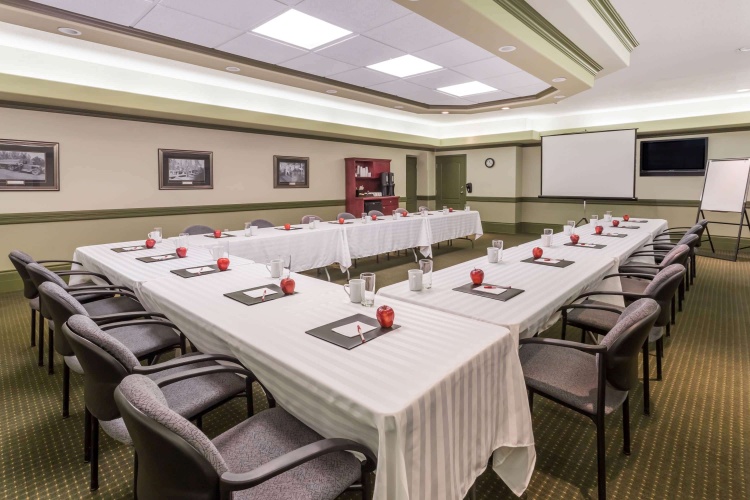 Ramada By Wyndham Hinton photo 13