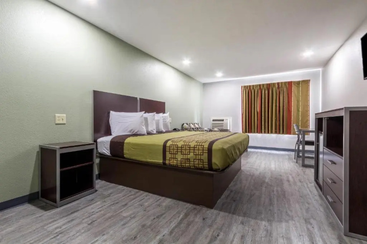 Scottish Inn and Suites