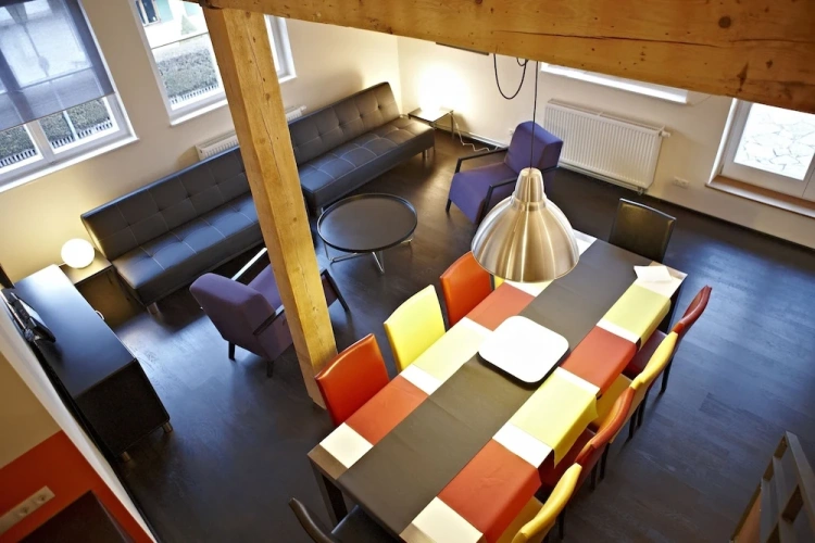 5 Bedrooms Apartment