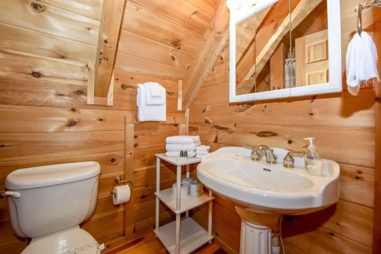 Creekside 2 Bedroom Cabin by RedAwning