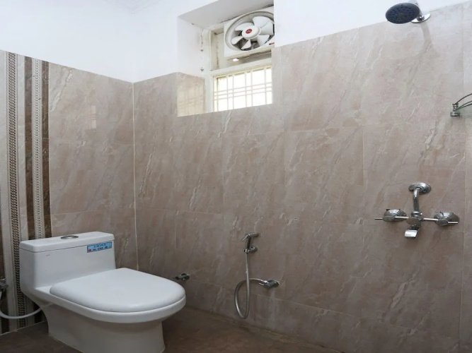OYO 14854 VMS Royal Inn