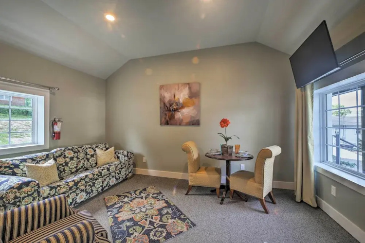 Fire Pit Access: Cozy Dtwn Branson Cottage!
