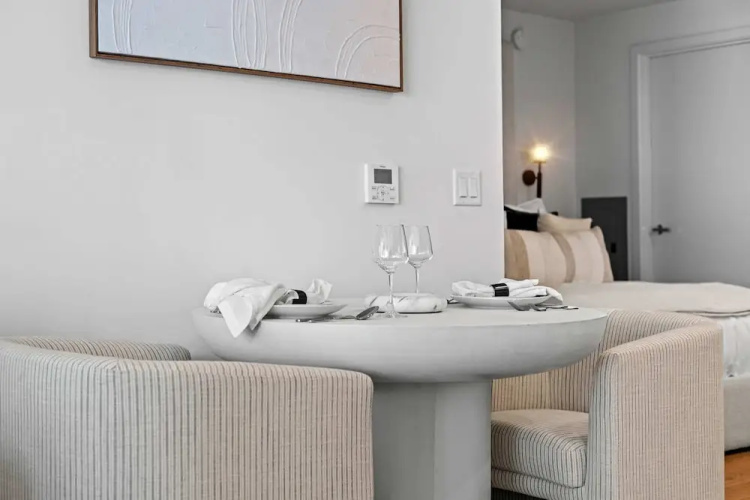 NEW Downtown Luxe King Suite Sauna Pool Access