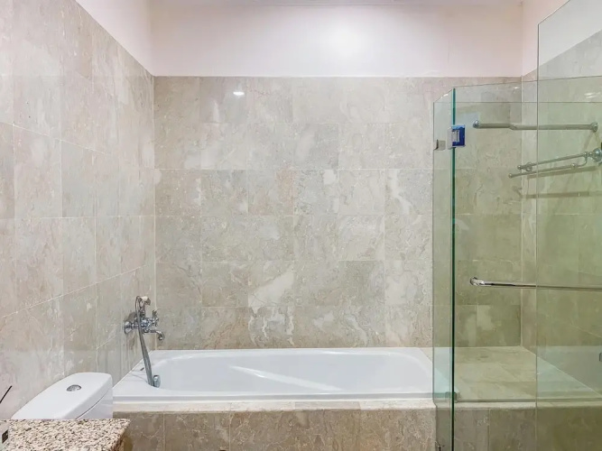 Spacious And Modern Look 3Br Bellezza Apartment