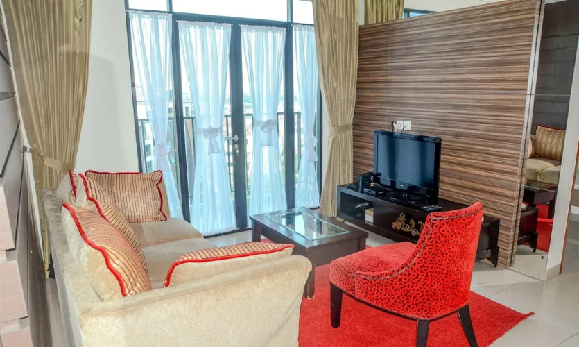 Spacious Hampton's Park Apartment with Working Space