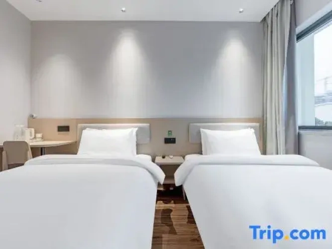 Standard Twin room with street view