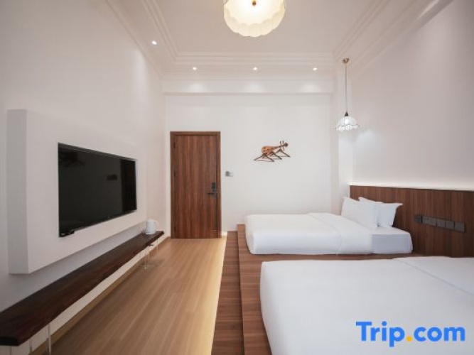 Standard Twin room with lake view