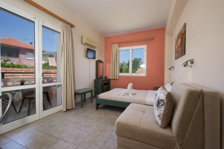 Standard Triple room