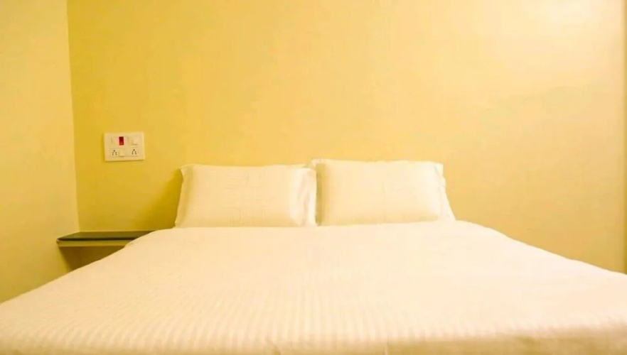 Iroomz Hotel Krishna Inn